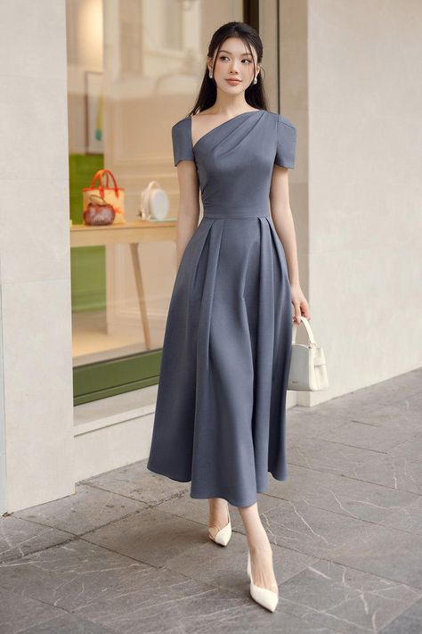 Crepe Midi Dress, Mean Blvd, Elegant Midi Dresses, Elegant Dresses Classy, Trendy Dress, Fashion Mistakes, Glam Dresses, Effortless Elegance, Crepe Dress