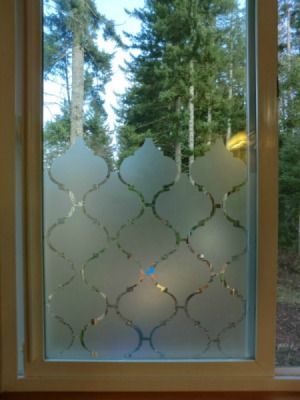 Make window made more private using contact paper. Hantverk Diy, Privacy Window, Bathroom Window, Eclectic Living, Diy Casa, Window Privacy, Privacy Glass, Window Films, Bathroom Windows