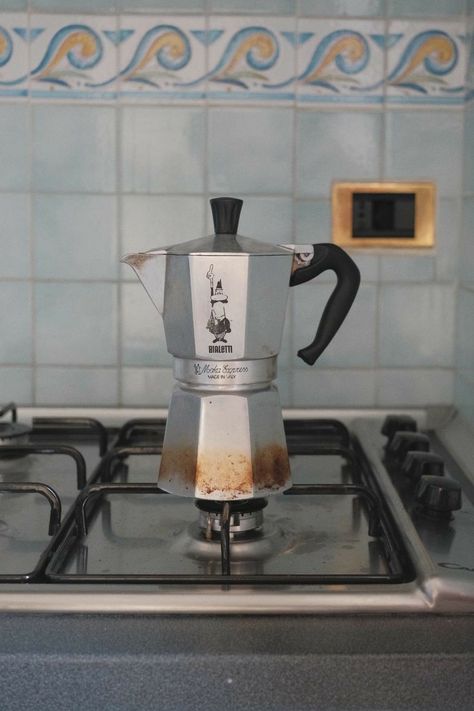 Café Cubano, Italian Coffee Maker, Italian Aesthetic, Italy Aesthetic, Italian Coffee, Aesthetic Coffee, Coffee Routine, Stove Top Espresso, Coffee Addict