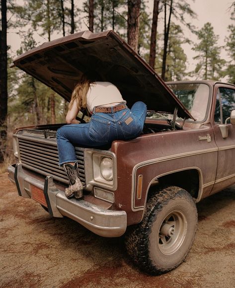 Cars Women, Old Pickup, Western Life, Cowgirl Aesthetic, Southern Gothic, Western Aesthetic, The Trunk, Baby Cowboy, Old Trucks