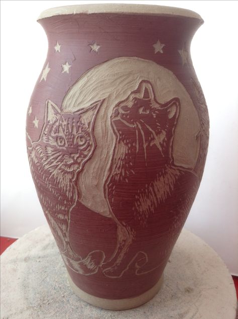 Sgraffito pottery cats on vase By Melissa Goode Ceramic Scrafitto, Scraffito Designs Vase, Clay Scrafitto, Scrafito Ideas, Pottery Cat, Ceramics Sgraffito, Sgraffito Vase, Ceramic Sgraffito, Pottery Sgraffito