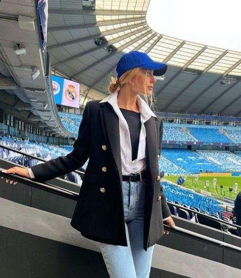 Sports Coach Outfit, Soccer Match Outfit Woman, Sports Reporter Outfit, Football Match Outfit Women, Female Coach Outfits, Soccer Outfits For Women, Soccer Game Outfit Women, Futbol Girl, Soccer Game Outfit