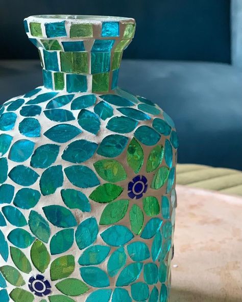 🪩 Glass Bottle Mosaic, Mosaic Glass Vase, Mosaic Mailbox Ideas, Mosaic Vases Ideas, Easy Mosaic Art, Mosaic Ideas Beginner, Mosaic Diy Beginner, Stained Glass Bottle, Glass Mosaic Diy