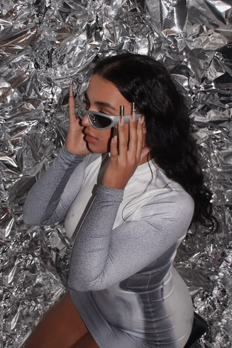 Silver Background Photoshoot Ideas, Aluminium Photoshoot, Foil Room Photoshoot, Foil Photoshoot Ideas, Silver Foil Photoshoot, Tinfoil Photoshoot Background, Silver Background Photoshoot, Silver Backdrop Photoshoot, Aluminum Background Photoshoot