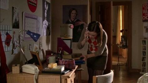 Rory Gilmore Rory Gilmore Dorm Room, Rory Gilmore Dorm, Rory Gilmore Room Decor, Rory Gilmore Bedroom, Rory Gilmore Room, Mismatched Bedding, Rory Reading, Yale Dorm, Yale Rory