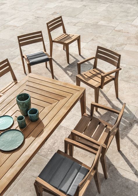 Kursi Outdoor, Modern Outdoor Dining, Weathered Furniture, Luxury Outdoor Furniture, Teak Armchair, Outdoor Furniture Design, Teak Dining Chairs, Mesa Exterior, Teak Dining Table