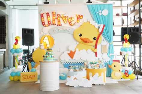 Rub a Duck!Let's shower fun with Oliver First birthday Party Duck Birthday Theme, Duck Baby Shower Theme, Rubber Ducky Party, Rubber Ducky Birthday, Rubber Duck Birthday, Décoration Baby Shower, Ducky Baby Shower, Rubber Ducky Baby Shower, Baby Shower Duck