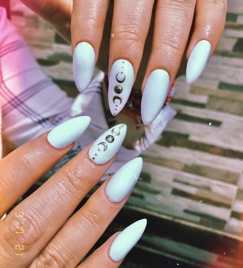 #nailart #nails #magicnails #instagram #witchnails #witchyvibes #art #escultura #naturenail #moon #moonnail #aesthetic Mystic Nails, Witch Nails, Witchy Nails, Magic Nails, Moon Nails, Goth Nails, Grunge Nails, Chic Nails, Short Acrylic Nails