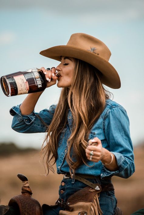 Western Photo Shoots, Cowgirl Photography, Drinking Whiskey, Cowgirl Photoshoot, Cowboy Photography, Foto Cowgirl, Cowgirl Photo, Outfit Ideas For School, Western Photoshoot