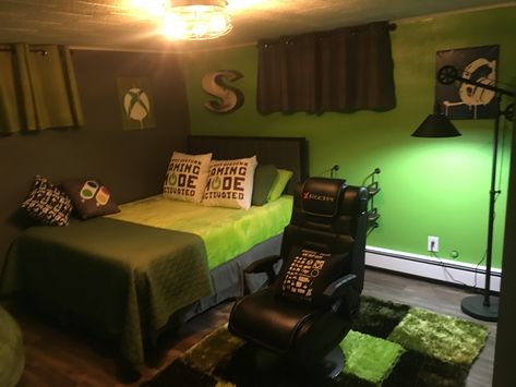 Xbox Themed Bedroom, Boy Gaming Bedroom Ideas, Green Gamer Room, Xbox Bedroom Ideas, Boys Gaming Bedroom, Xbox Bedroom, Boys Room Gamer, Gamers Bedroom, Cool Bedrooms