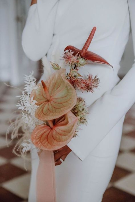 Minimal Bouquet Wedding, Minimal Bouquet, Anthurium Bouquet, Modern Bridal Bouquets, Modern Bouquet, White Weddings, Tulum Wedding, Flower Guide, Spring Wedding Flowers