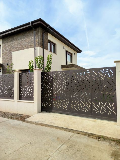 Gard traforat cu poarta auto culisanta. Panouri traforate pentru porti si garduri vopsite electrostatic. Gard Modern, Wrought Iron Gate Designs, Interior Stair Railing, Grill Gate Design, Modern Fence Design, House Main Gates Design, House Fence Design, Exterior House Paint Color Combinations, Front Gate Design