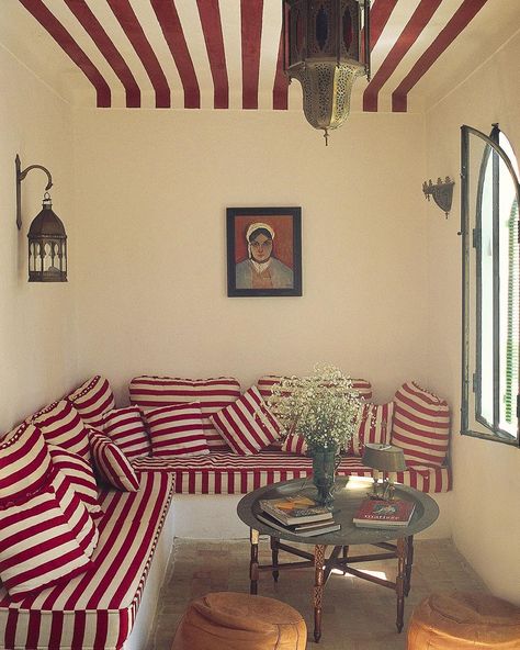 THE WORLD OF INTERIORS on Instagram: “Candy striped ceiling and banquette in Decorator Gavin Houghton’s Tangier Riad. Photography @roland_beaufre. From our December 2017 issue.…” Tangier, Striped Ceiling, Portugal House, Striped Couch, Moroccan Houses, Moore House, Sea House, The World Of Interiors, Flat Ideas