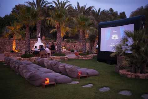 Backyard Movie Night Ideas, Diy Backyard Movie, Backyard Movie Night Party, Private Cinema, Backyard Movie Theaters, Movie Night Ideas, Rooftop Cinema, Cinema Idea, Backyard Movie Party