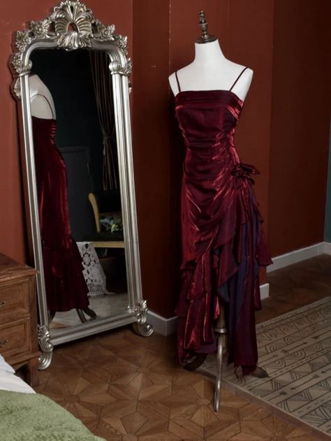 Maroon Prom Dress Aesthetic, Dark Red Homecoming Dress, Old Hollywood Dress Prom, 90’s Prom Dress, Graduation Dress Red, Elegant Red Dresses, Dark Red Prom Dress, Red Hoco Dress, Maroon Prom Dress