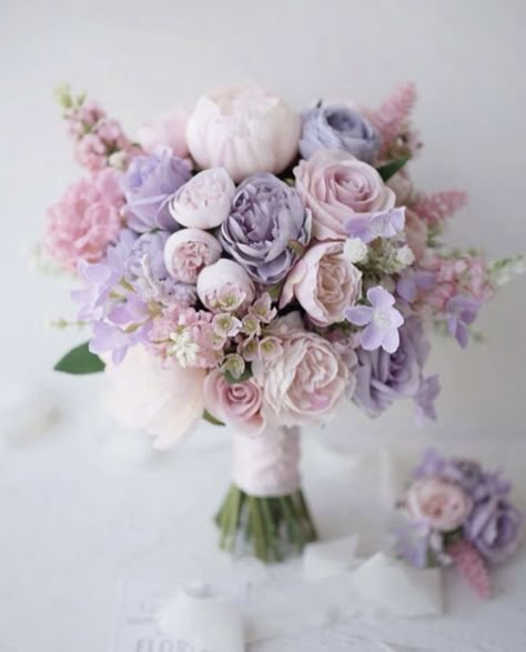 Lilac Purple Wedding, Lilac Wedding Themes, Bouquet Ideas Wedding, Lavender Wedding Theme, Pink Purple Wedding, Pastel Wedding Theme, Wedding Bouquet Ideas, Fresh Wedding Flowers, Purple Wedding Bouquets