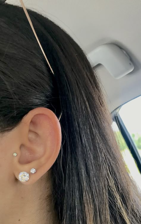 Ear Tragus Piercing, 2 Tragus Piercing, Cute Tragus Piercing, Tragus And Double Lobe Piercing, Ear Piercing Anti Tragus, Anti Tragus Piercing Hoop, Piercing Oreille Tragus, Anti Tragus Hoop, Piercings Tragus