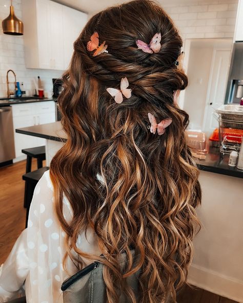 A real life fairytale ✨🤎 save this hair for the whimsical brides inspiration 🤩 butterfly’s or flowers in the hair can do absolutely no wrong and there is no changing my mind about that 🤣  This bridal half up half down hairstyle is prefect for the whimsical and boho brides. The style is created out of beachy waves, twists in the hair, and butterfly hair accessories. Wedding Hair With Butterflies, Butterflies In Hair Hairstyles, Fairytale Wedding Hair, Whimsical Bridal Hair, Bridal Half Updo, Butterfly Wedding Hair, Fairytale Hairstyles, Bridal Half Up Half Down, Fairytale Hair