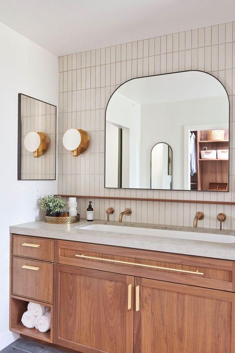 Looking to spruce up your bathroom? Check out these 10 stunning bathroom decor ideas to transform your space! From modern minimalism to cozy farmhouse vibes, find inspiration to create your dream bathroom. Elevate your daily routine with these stylish decor ideas. Tan Bathroom, Minimalism Living, Mid Century Modern Bathroom, Creative Bathroom, Stunning Bathrooms, Master Bath Remodel, Bathroom Reno, Upstairs Bathrooms, Dream Bathrooms