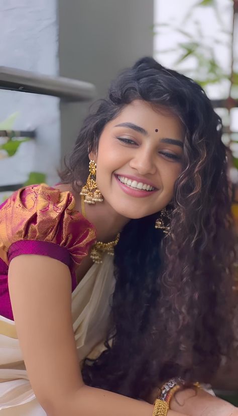 Anupama Parameswaran Saree, Anupama Photos, Anupama Parameswaran Photos, Anupama Parameswaran Cute Face, Cracked Wallpaper, Anupama Parameswaran, Stylish Dpz, Yellow Saree, Beautiful Photoshoot