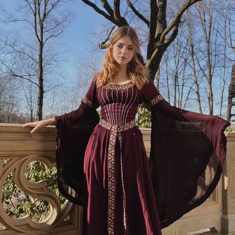 Medieval Inspired Prom Dress, Medieval Dress Princess Aesthetic, Medieval Queen Dresses, Flowy Medieval Dress, Medieval Style Dress, Medieval Inspired Dress, Red Dress Aesthetic Medieval, Midievil Fashion Women, Dark Medieval Dress