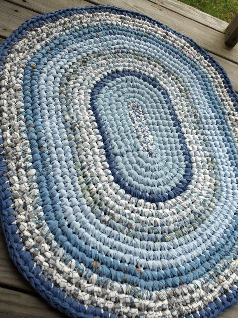 Diy Rug Crochet, Crotchet Rug, Rag Rug Diy, Rag Quilt Tutorial, Crochet Waffle Stitch, Rag Rug Tutorial, Braided Rug Diy, Braided Rag Rugs, Crochet Rag Rug