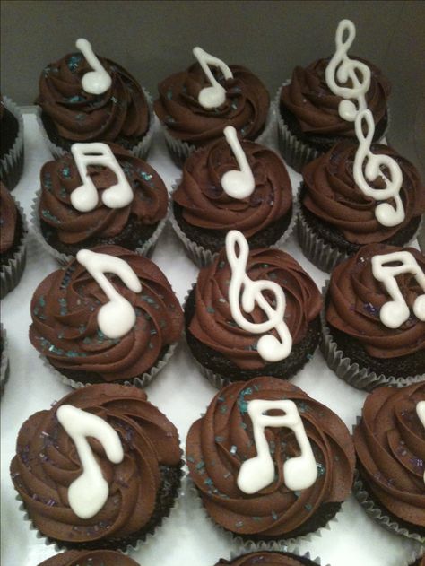 Chocolate cupcakes for a music themed party Violin Cake, Music Cupcakes, Bolo Musical, Music Themed Cakes, Piano Cakes, Music Birthday Party, Music Theme Birthday, Music Cakes, Music Cake