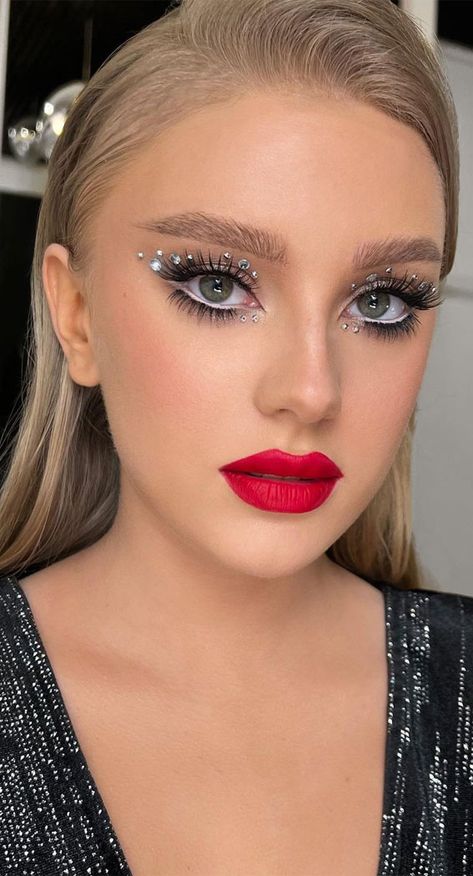 Glam Christmas Makeup, New Year Eve Makeup, New Year’s Eve Makeup Look, Holiday Makeup Red Lips, Holiday Makeup Looks Red Lip, Christmas Glam Makeup, New Year Makeup Ideas, New Years Makeup Ideas, Creative Christmas Makeup Ideas