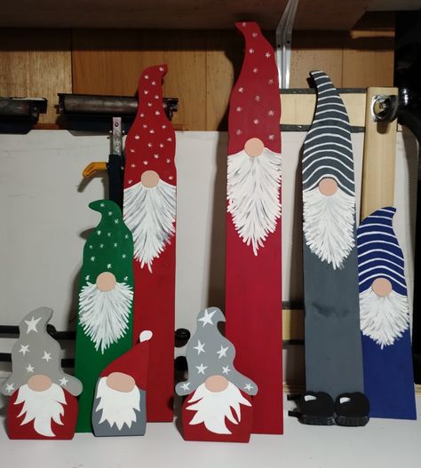 Wooden Gnomes, Christmas Crafts To Sell, Wooden Christmas Crafts, Christmas Yard Art, Cheap Christmas Gifts, Gnomes Diy, Christmas Signs Wood, Christmas Wood Crafts, Christmas Yard