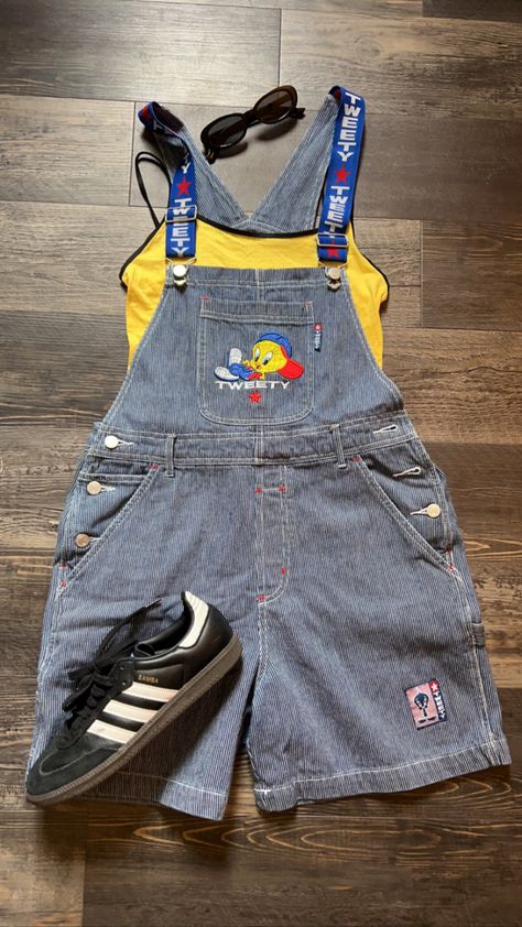 Dungarees Outfit Summer, Dungarees Outfit Aesthetic, 90s Summer Fashion, 00s Fashion Outfit, Dungaree Outfit, Samba Outfit, Fits Clothes, Streetwear Fashion Women, Simple Trendy Outfits