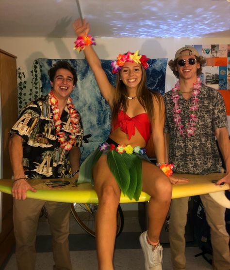 Hawaiian Inspo Outfits, Hawaii Outfits Birthday Party, Surf Theme Party Outfit, Hawian Party Outfit, Hawaiian Hula Outfit, Hawaiian Party Costume, Hawaiian Costume Ideas, Hawaiian Pool Party Outfit, Hawaiian Day At School Outfit