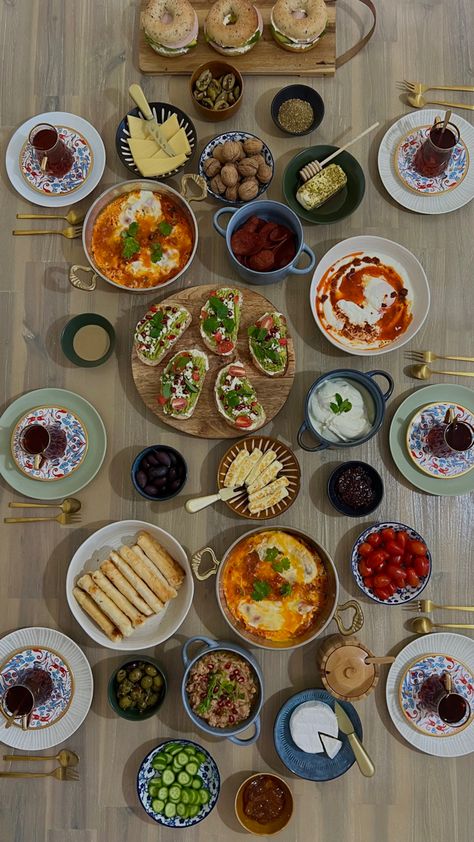 Syrian Breakfast Table, Middle East Breakfast Ideas, Turkish Meal Ideas, Turkish Lunch Table, Middle Eastern Tapas, Middle Eastern Starters, Middle Eastern Brunch Ideas, Breakfast Middle East, Middle Eastern Breakfast Table