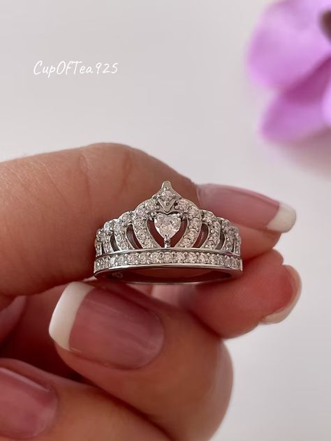 Buy The Elizabeth. Stunning Sterling Silver 925 Queen Crown Ring Online in India - Etsy Queen Ring Design, Crown Diamond Ring, Crown Ring Queen, Xv Rings, Quinceañera Rings, Quince Rings, Princess Rings, Crown Wedding Ring, Crown Rings