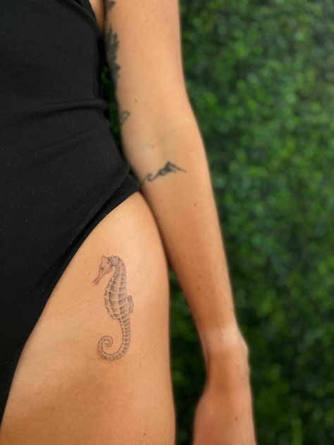 Feminine Seahorse Tattoo, Fine Line Sea Creature Tattoo, Sea Horse Tattoo Simple, Mini Seahorse Tattoo, Small Sealife Tattoos, Sea Horse Tattoo Design, Seahorse Tattoos For Women, Small Seahorse Tattoo, Sea Animal Tattoos For Women