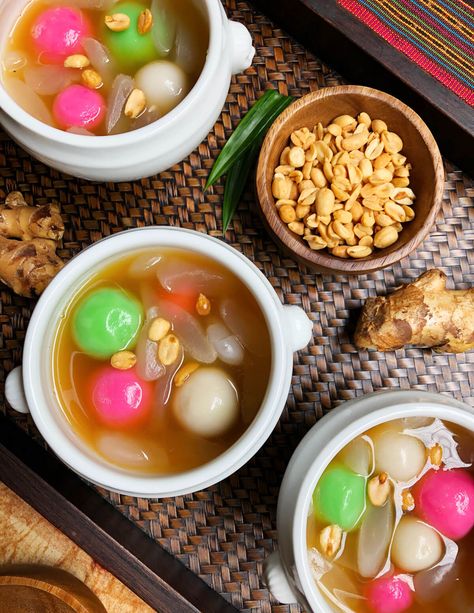 A recipe for Wedang Ronde: glutinous rice balls in a sweet soup of ginger, palm sugar, pandan leaves. An Indonesian version of Tang Yuan. Essen, Wedang Ronde, Cooking With Ginger, Glutinous Rice Balls, Tang Yuan, Pandan Leaves, Indonesian Desserts, I Want Food, Sweet Soup