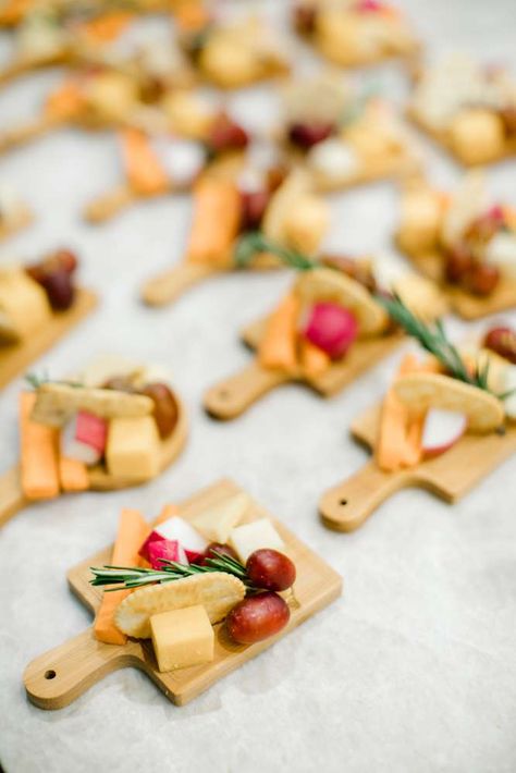 Mini Charcuterie Boards, Recept Sandwiches, Mini Cheese Boards, Individual Appetizers, Mini Charcuterie, Charcuterie Inspiration, Party Food Platters, Charcuterie And Cheese Board, Charcuterie Recipes