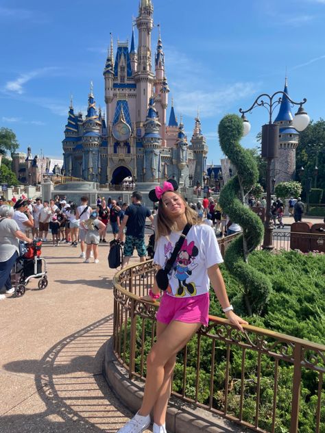 Disneyworld Outfit, Disneyworld Outfits, Disney Outfit Ideas, Disney Park Outfit, Disney Poses, Disney Trip Outfits, Disney Outfits Women, Theme Park Outfits, Disney Themed Outfits