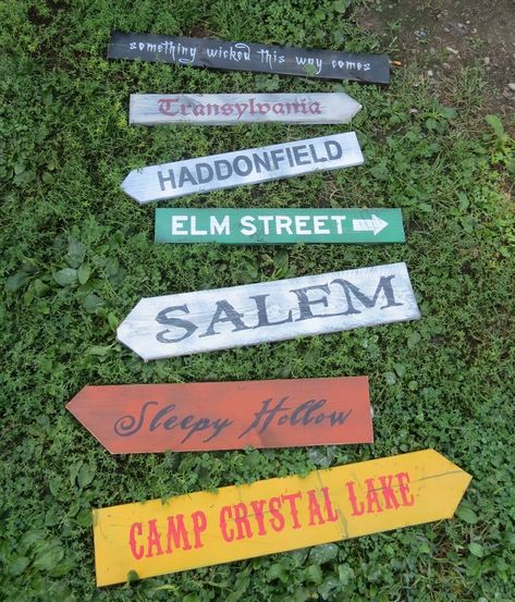 Halloween Street Signs, Halloween Gravestones, Halloween Props Scary, Haunted House Decor, Halloween Yard Signs, Halloween Wood Crafts, Arrow Sign, Halloween Window, Halloween Crafts Decorations