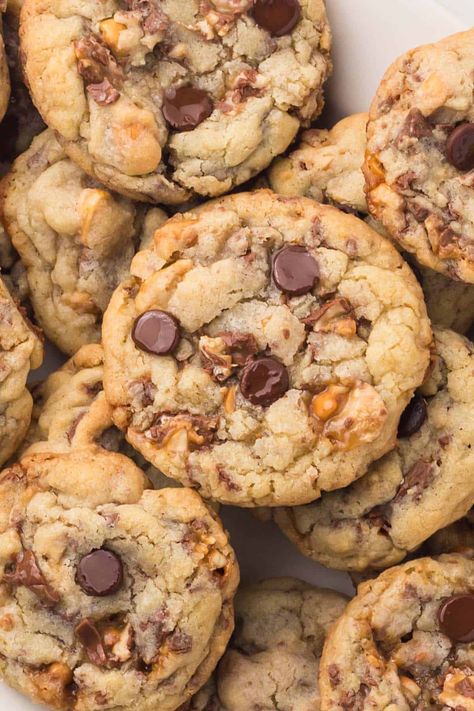 Snicker Bar Cookies, Snicker Cookies Recipes, Chocolate Snickerdoodle Cookies, Snicker Cookies, Snickers Cookies Recipes, Lush Desserts, Snickers Cookies, Xmas Cookie, Desserts With Few Ingredients