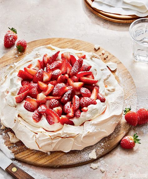 Strawberry Pavlova, Pavlova Dessert, Recipe Strawberry, Pavlova Recipe, Köstliche Desserts, Strawberry Recipes, Food Cakes, Eat Dessert, Style At Home