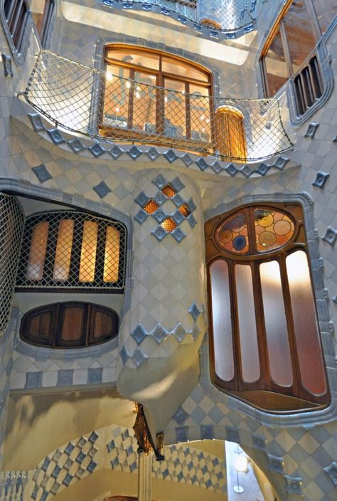 Casa Batllo Interior, Barcelona Aesthetic, Gaudi Architecture, Gaudi Barcelona, Antonio Gaudí, Building Drawing, Architecture Design Drawing, Antoni Gaudi, Beautiful Architecture