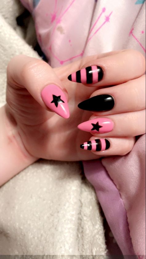 Emo af nails Short Nail Inspo Grunge, Grunge Nail Designs, Gyaru Nails, Designs For Short Nails, Band Nails, Fake Nails Designs, Punk Nails, Cute Simple Nails, Gothic Nails