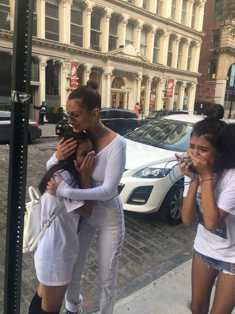 Bella Hadid Pictures, Wholesome Pictures, Hadid Sisters, Bella Hadid Outfits, Paparazzi Photos, Fan Picture, Future Outfit, Irina Shayk, Model Life