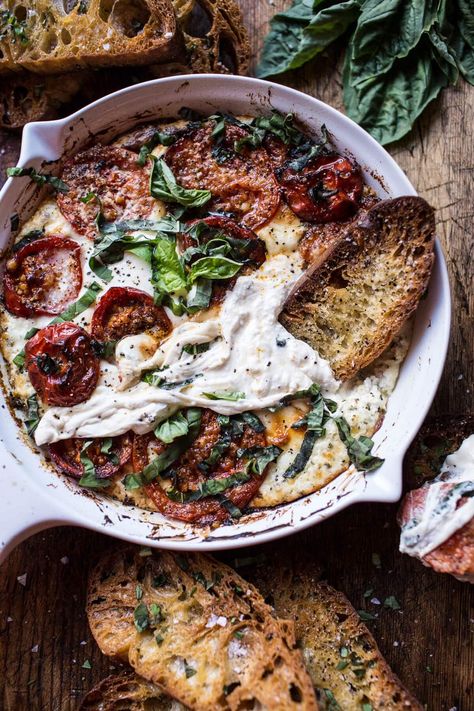 Margherita Pizza Dip (with Burrata). - Half Baked Harvest Dip Appetizers, Shake Recipes Healthy, Half Baked Harvest Recipes, Margarita Pizza, Pizza Appetizers, Plats Healthy, Harvest Recipes, Half Baked, Margherita Pizza