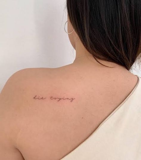 Shoulder Script Tattoo, Blade Tattoos For Women, Shoulder Blade Tattoos For Women, Tattoo Espalda Mujer, Shoulder Blade Tattoos, Unforgettable Tattoo, Shoulder Tattoo Quotes, Side Tattoos Women, Gay Tattoo