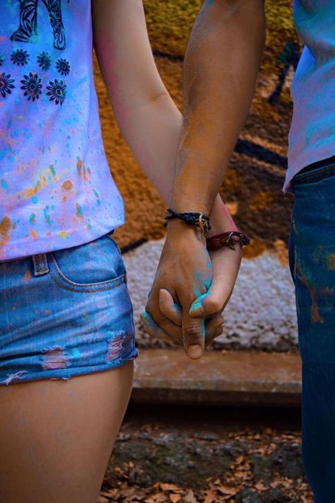 Indian Couple Holi Aesthetic, Holi Couple Photoshoot, Holi Photoshoot, Boy Bsf, Painter Photography, Holi Powder, Love Book Quotes, Holi Photo, Holi Wishes