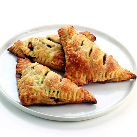 Shortcut Vegan Apple Pie Turnovers Apple Pie Turnovers, Pie Turnovers, Easy Apple Turnovers, Apple Turnover Recipe, Pastry Puff, Baked Pie, Vegan Apple Pie, Pie Pastry, Cheap Vegan