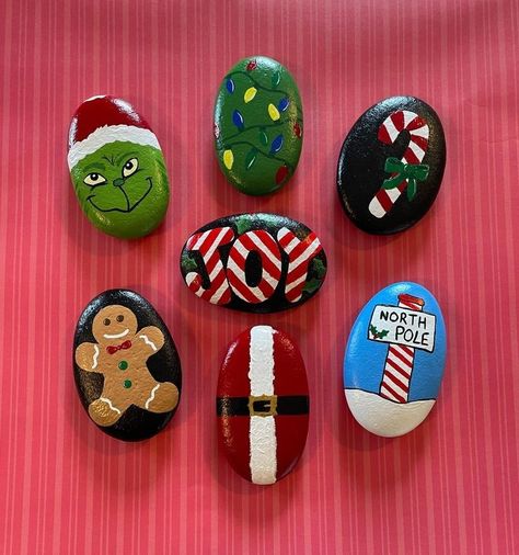 Christmas Rock Craft Fasteners & Closures, Holiday Rocks Painted, Painting Rocks Ideas Easy Christmas, Painted Christmas Rocks Ideas, Christmas Rock Paintings, Xmas Rock Painting Ideas, Christmas Painted Rocks Ideas Easy, Grinch Painted Rocks, Rock Painting Christmas Ideas