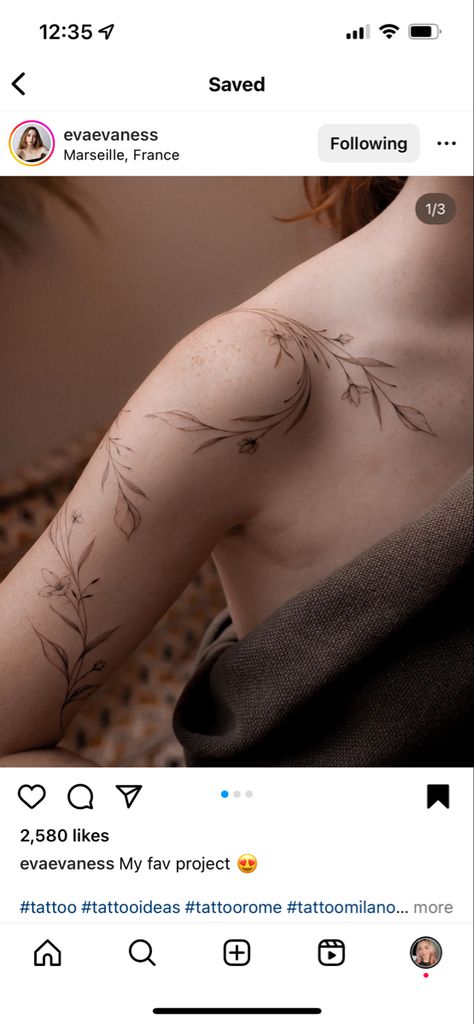 Shoulder To Collar Bone Tattoo, Tattoo Ideas Upper Arm, Collar Bone Tattoos, Brown Tattoo Ink, Upper Arm Tattoo, Side Hip Tattoos, Shoulder Cap Tattoo, Tattoo 2023, Browning Tattoo