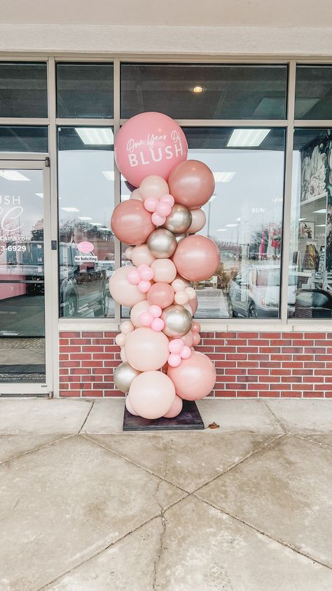 Organic towers are a fun twist on classic towers, that make even more of a statement! Self Standing Balloon Garland, Balloon Towers Ideas, Ballon Tower Ideas, Ballon Stand Decor, Organic Balloon Columns Ideas, Freestanding Balloon Garland, Ballon Columns Ideas, Ballon Towers, Free Standing Balloon Garland